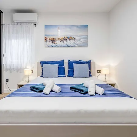 Midnight Moon Villa *