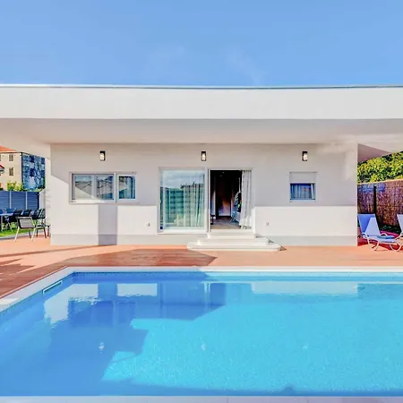 Midnight Moon Villa *