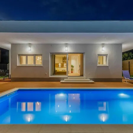 Midnight Moon Villa *