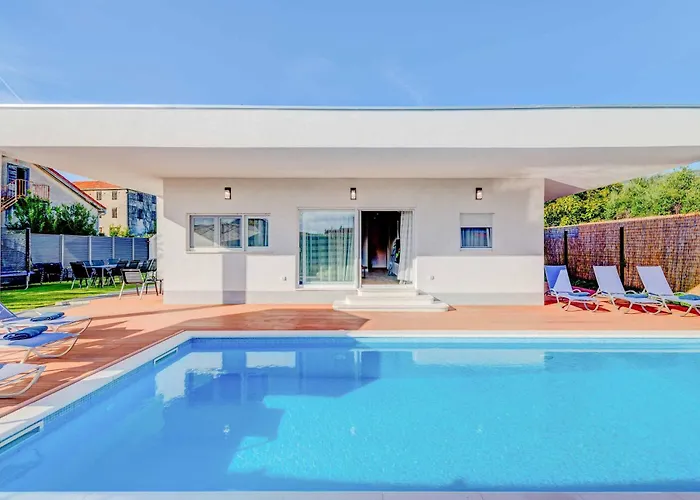 Midnight Moon Villa *