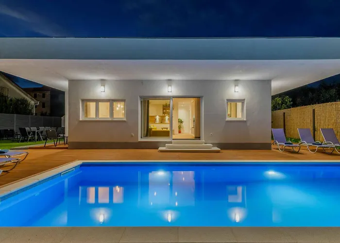Midnight Moon Villa *